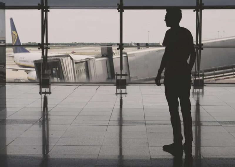Mijn man stapte stiekem over naar business class en liet mij achter in economy met onze tweelingbaby’s — hij zag karma niet aankomen
