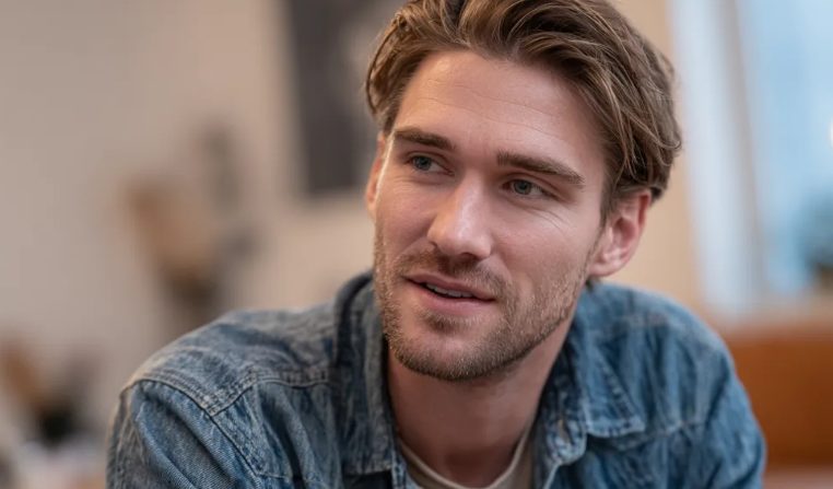 Ik huurde een vreemde in om zich voor te doen als mijn vriend op de bruiloft van mijn ex — ik dacht dat hij alleen mijn date zou zijn, maar één opmerking van hem legde het hele feest stil.