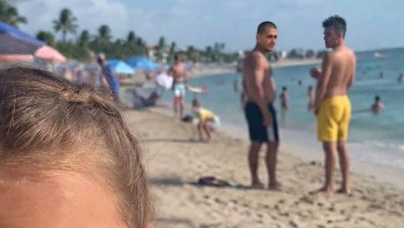 Mijn dochter trok aan mijn strandjurk en fluisterde: "Mama, papa zei dat ik niet mocht vertellen wat hij en oom Jim in onze hotelkamer deden."