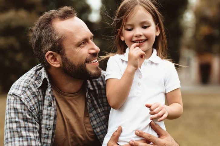 Mijn 10-jarige dochter belde me snikkend vanaf vakantie met mijn ex en zijn nieuwe vrouw – Tegen zonsondergang had ik ze laten zien waarom je nooit met een moeder moet sollen