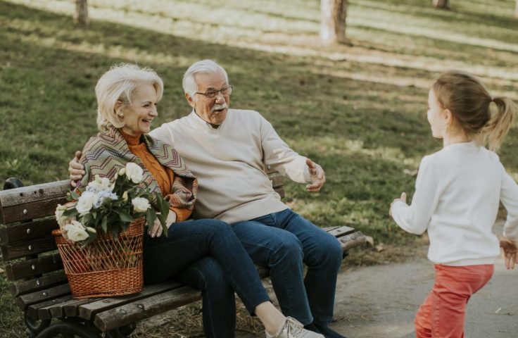 Een 80-jarige man vindt zijn middelbareschoolliefde terug – Hij vraagt haar ten huwelijk na 60 jaar van scheiding