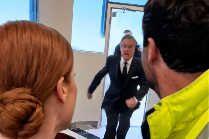 Ik trouwde met een conciërge om mijn rijke vader dwars te zitten — toen mijn vader met mijn man wilde praten, zakte hij op zijn knieën na zijn woorden