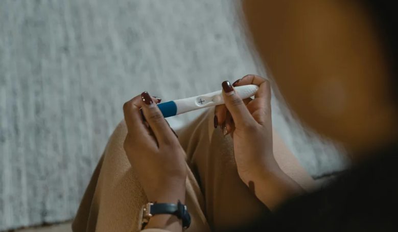 Ik voedde mijn tweelingzonen helemaal alleen op – maar toen ze zestien werden, kwamen ze thuis van hun duale studieprogramma en vertelden me dat ze niets meer met mij te maken wilden hebben.