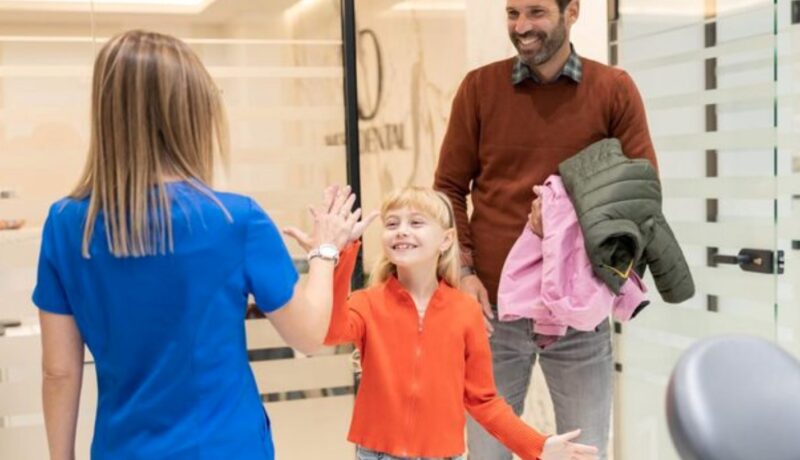 Een klein meisje bood poppen aan voor operaties, daarna herkende een miljardair de naam