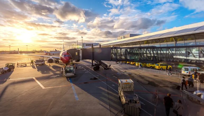 De stewardess hoorde gehuil uit het toilet van het vliegtuig en vond een kind dat niet op de passagierslijst stond