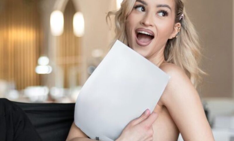 Mijn man belde mij tijdens mijn grote presentatie om te zeggen dat hij miljoenen had geërfd – en zei vervolgens dat ik zijn huis moest verlaten en de scheidingspapieren moest ondertekenen. Ik tekende met een glimlach, wetend dat de clausule die hij negeerde alles zou vernietigen waarvan hij dacht dat hij het had gewonnen.