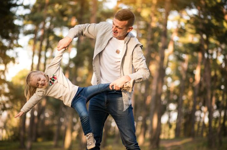 Mijn 10-jarige dochter belde me snikkend vanaf vakantie met mijn ex en zijn nieuwe vrouw – Tegen zonsondergang had ik ze laten zien waarom je nooit met een moeder moet sollen