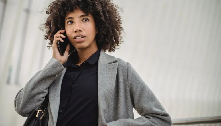 De stewardess hoorde gehuil uit het toilet van het vliegtuig en vond een kind dat niet op de passagierslijst stond