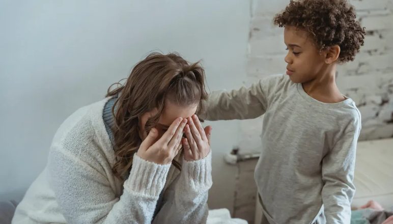 De stewardess hoorde gehuil uit het toilet van het vliegtuig en vond een kind dat niet op de passagierslijst stond