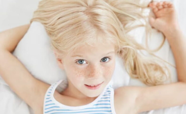 Mijn 4-jarige dochter overleed plotseling op de kinderopvang – daarna belde haar juf me en zei: „Ik heb je de beelden van de beveiligingscamera’s gestuurd. Je man liegt.”