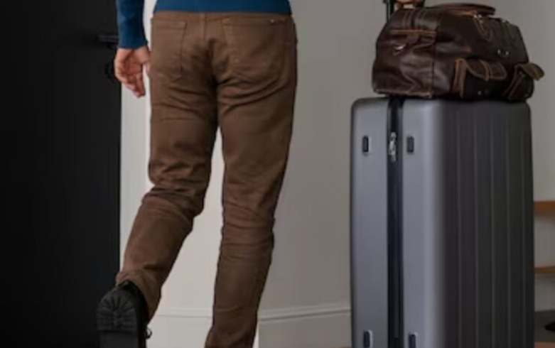 Mijn ex-schoonmoeder applaudisseerde buiten de rechtbank nadat de rechter onze scheiding had afgerond en nam de familie vervolgens mee om mijn vernedering te vieren. Maar toen ze terugkeerden naar het ouderlijk huis, verstomde hun gelach – de sheriff stond daar, hun bezittingen lagen op het gazon en het huis was volgens de wet van mij.
