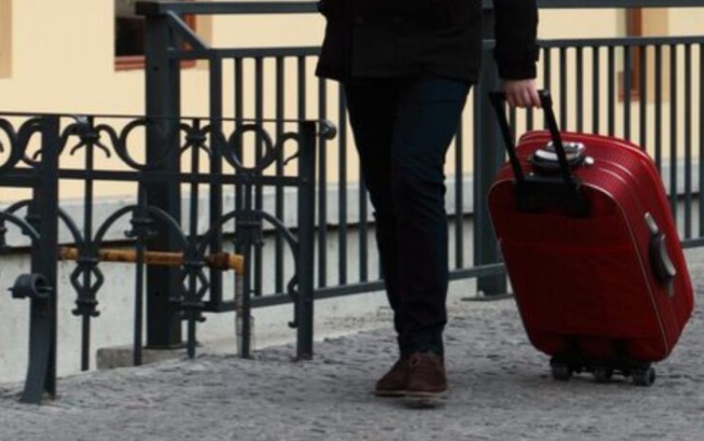 Mijn ex-schoonmoeder applaudisseerde buiten de rechtbank nadat de rechter onze scheiding had afgerond en nam de familie vervolgens mee om mijn vernedering te vieren. Maar toen ze terugkeerden naar het ouderlijk huis, verstomde hun gelach – de sheriff stond daar, hun bezittingen lagen op het gazon en het huis was volgens de wet van mij.