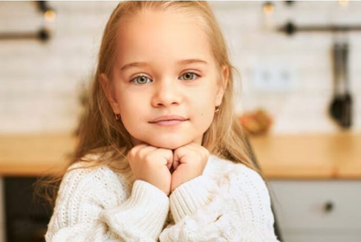 Mijn 4-jarige dochter overleed plotseling op de kinderopvang – daarna belde haar juf me en zei: „Ik heb je de beelden van de beveiligingscamera’s gestuurd. Je man liegt.”