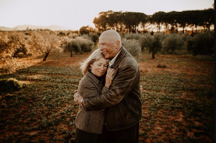 Twintig jaar na haar dood stond Eliza plotseling levend voor Mark — met een baby in haar armen en een waarheid die zijn vader al die jaren verborgen had gehouden