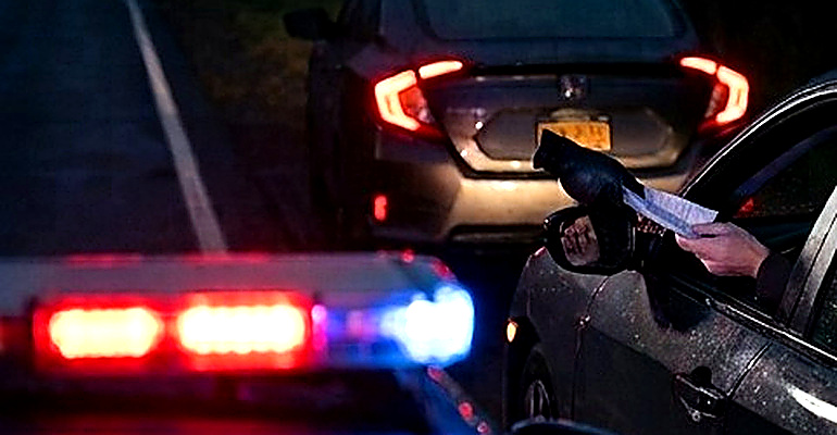 Mijn vrouw werd staande gehouden wegens te hard rijden – De stille waarschuwing van de agent onthulde haar geheime leven