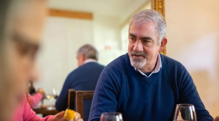 Mijn man liet me alleen achter in het ziekenhuis voor de verjaardag van zijn moeder – drie dagen later werd hij lijkbleek toen hij zag wie mijn zoon vasthield