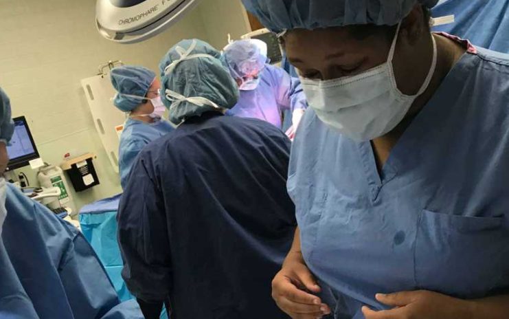 “Je verpest mijn leven als je deze baby krijgt.” Ik zei: “Oké, dan doe ik het alleen.” En dat deed ik: alleenstaande schoolbuschauffeur zonder zwangerschapsverlof neemt haar pasgeboren baby mee op de route – “Dit werk heeft me gered”