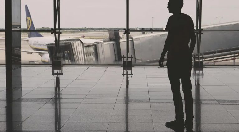 Mijn man boekte stiekem een upgrade naar businessclass en liet mij met onze tweeling in economy zitten – hij had geen idee welke karma hem te wachten stond