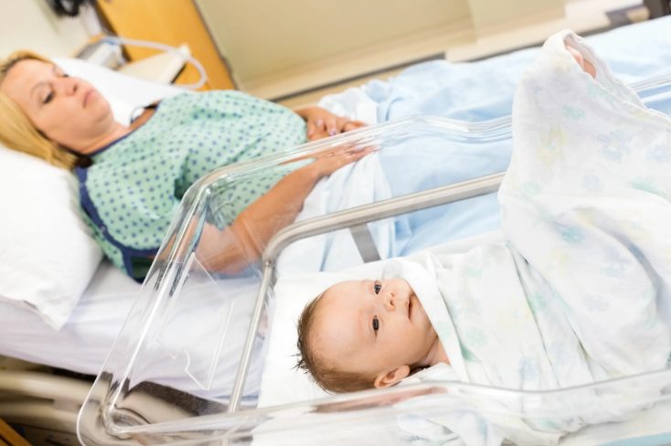 Twintig jaar na haar dood stond Eliza plotseling levend voor Mark — met een baby in haar armen en een waarheid die zijn vader al die jaren verborgen had gehouden
