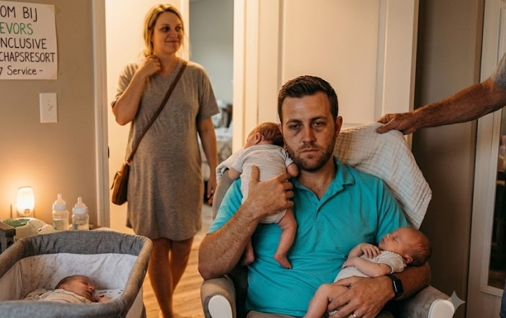 Mijn man ging slechts enkele dagen voor mijn geplande keizersnede met onze tweeling op vakantie – toen hij thuiskwam, begonnen zijn knieën te trillen