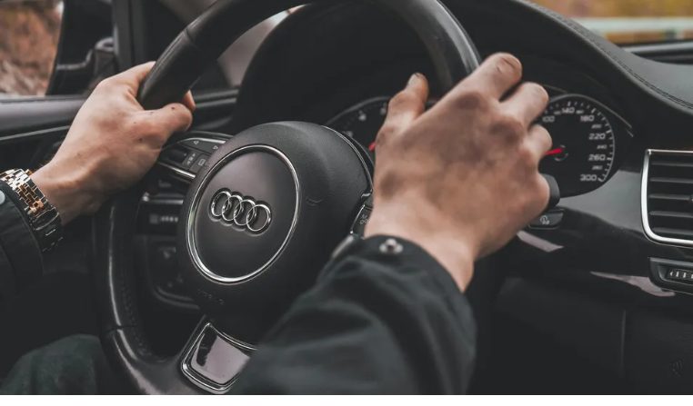 Ik huurde een vreemde in om te doen alsof hij mijn vriend was op de bruiloft van mijn ex – Ik dacht dat hij alleen maar zou glimlachen voor de foto’s, maar wat hij in plaats daarvan deed, liet iedereen volledig sprakeloos