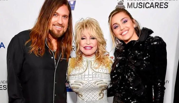 Dolly Parton zag er gelukkig en “heel Dolly” uit tijdens een van haar laatste publieke optredens – maar getuigen merkten achter de schermen iets anders op