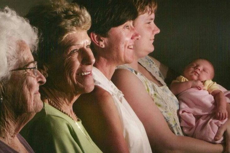 Twintig jaar na haar dood stond Eliza plotseling levend voor Mark — met een baby in haar armen en een waarheid die zijn vader al die jaren verborgen had gehouden
