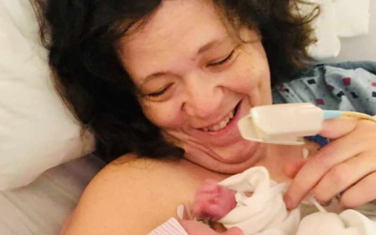 “Je verpest mijn leven als je deze baby krijgt.” Ik zei: “Oké, dan doe ik het alleen.” En dat deed ik: alleenstaande schoolbuschauffeur zonder zwangerschapsverlof neemt haar pasgeboren baby mee op de route – “Dit werk heeft me gered”
