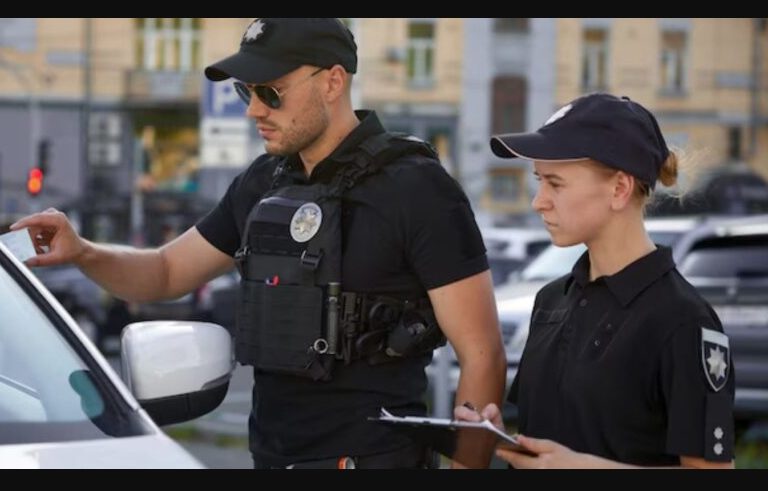 Zes maanden na de dood van mijn man werd mijn dochter uitgelachen op het vader-dochterfeest — toen kwamen vijf politieagenten binnen