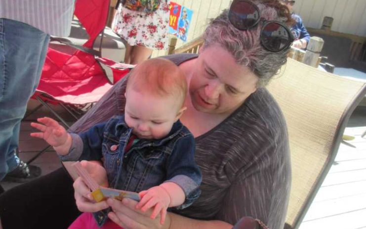 “Je verpest mijn leven als je deze baby krijgt.” Ik zei: “Oké, dan doe ik het alleen.” En dat deed ik: alleenstaande schoolbuschauffeur zonder zwangerschapsverlof neemt haar pasgeboren baby mee op de route – “Dit werk heeft me gered”