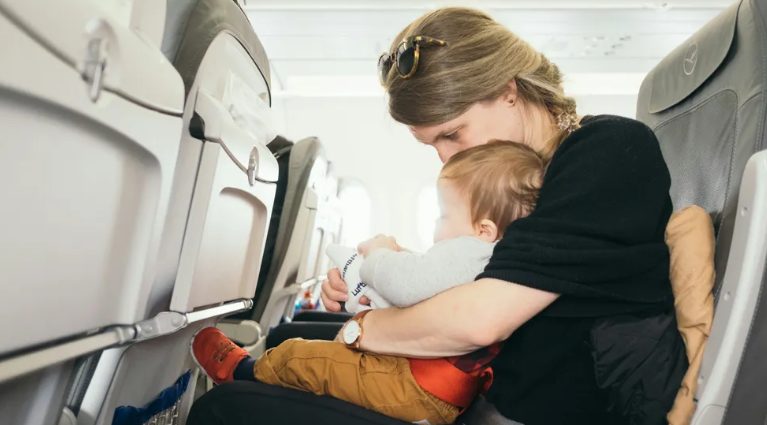 Mijn man boekte stiekem een upgrade naar businessclass en liet mij met onze tweeling in economy zitten – hij had geen idee welke karma hem te wachten stond