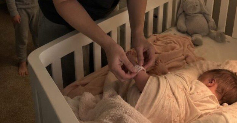 Mijn vijfjarige zoon keek in de wieg en fluisterde: “Mam, dat is niet de baby die we in het ziekenhuis zagen” – ik dacht dat hij jaloers was tot hij vertelde wat er gebeurde terwijl ik sliep 😱💔
