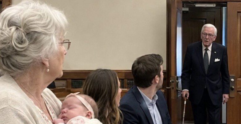Ik kreeg een baby toen ik 79 was, en mijn kinderen stapten naar de rechtbank om mij wilsonbekwaam te laten verklaren. Maar toen de rechter vroeg wie de vader van de baby was, ging de deur van de rechtszaal open…