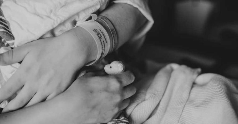 ‘Ben je klaar om je baby vast te houden?’ Ze haalt diep adem en gaat zo rechtop mogelijk zitten. ‘We zijn heel voorzichtig.’ Een fotograaf die babyverlies vastlegt, herinnert rouwende ouders eraan: ‘Dit kleine leven deed ertoe’