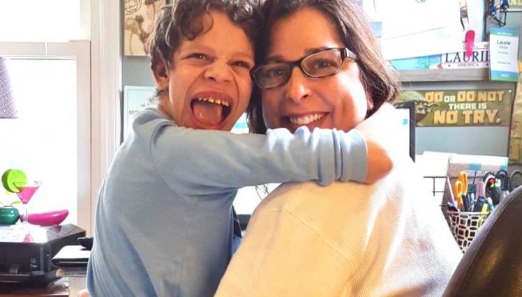 „Op mijn 40e was ik gescheiden, alleen en kinderloos. Ik wilde niet langer wachten! Toen mijn adoptieprocedure mislukte, werd ik verliefd. Mijn leven veranderde in één nacht.”: Een vrouw neemt haar gehandicapte stiefzoon in huis na de plotselinge dood van zijn moeder