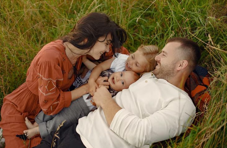 Drie weken nadat ik van onze dochter was bevallen, zei mijn man dat zijn nieuwe familie hem gelukkiger maakte dan ik ooit had gedaan – toen zag ik een bericht dat ik nooit had mogen zien.