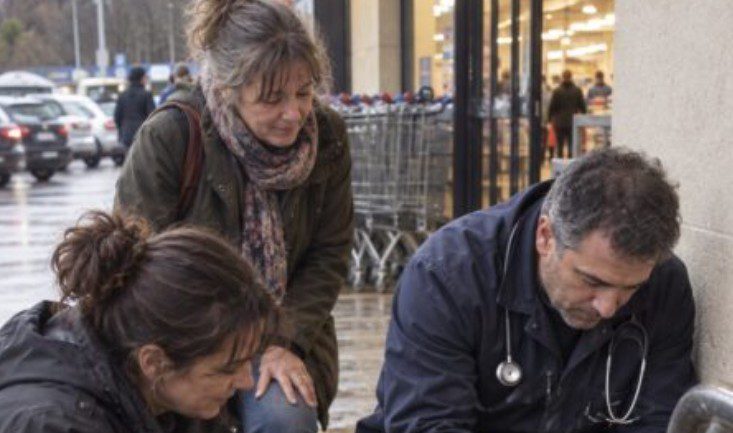 Iedereen dacht dat het kleine hondje dat buiten de supermarkt was vastgebonden gevaarlijk was — totdat een vrouw op haar knieën ging zitten en ontdekte wat ze wanhopig probeerde te beschermen