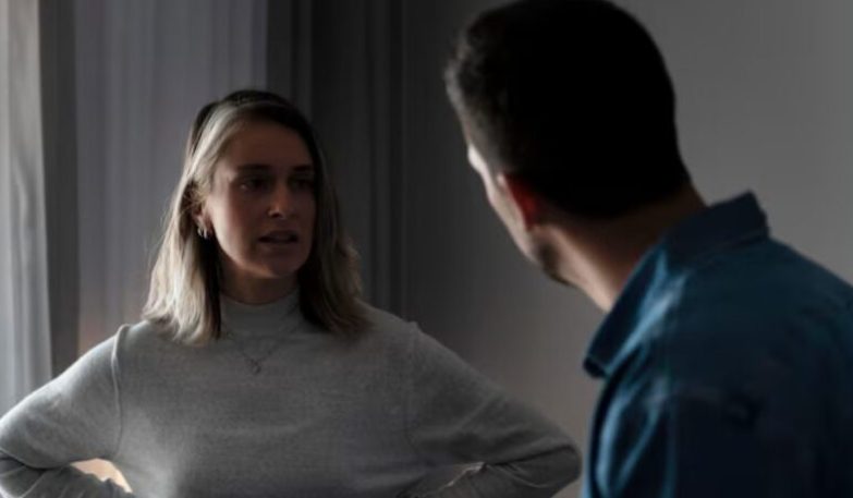 Mijn schoonvader kwam het huis bekijken dat mijn ouders voor mij hadden gekocht – maar toen mijn man kamers begon toe te wijzen aan zijn familie en de sleutels opeiste, liet ik zijn vader met één zin verbleken…