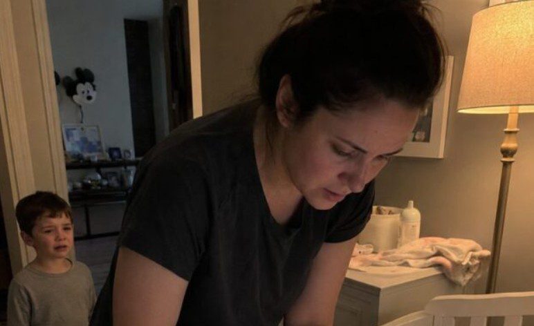 Mijn vijfjarige zoon keek in de wieg en fluisterde: “Mam, dat is niet de baby die we in het ziekenhuis zagen” – ik dacht dat hij jaloers was tot hij vertelde wat er gebeurde terwijl ik sliep 😱💔