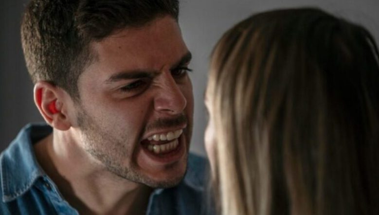 Mijn schoonvader kwam het huis bekijken dat mijn ouders voor mij hadden gekocht – maar toen mijn man kamers begon toe te wijzen aan zijn familie en de sleutels opeiste, liet ik zijn vader met één zin verbleken…
