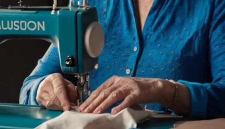 Mijn buurvrouw leende voortdurend mijn huishoudelijke apparaten – toen ze mijn mixer vuil en kapot terugbracht, leerde ik haar een les