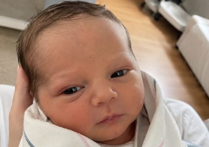 Ik ondertekende de papieren om mijn baby in het ziekenhuis achter te laten… Maar toen ik wegliep, rende een verpleegkundige achter me aan en zei: „Er is iets wat je man je nooit heeft verteld”