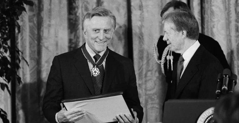 Het onverwachte geschenk aan Catherine Zeta-Jones uit het testament van Kirk Douglas onthuld – en het is gemaakt door een beroemde kunstenaar