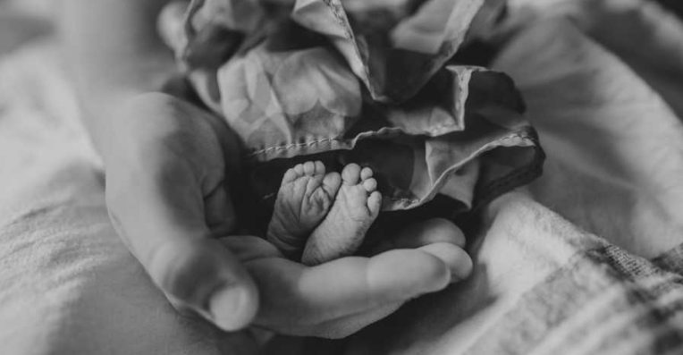 ‘Ben je klaar om je baby vast te houden?’ Ze haalt diep adem en gaat zo rechtop mogelijk zitten. ‘We zijn heel voorzichtig.’ Een fotograaf die babyverlies vastlegt, herinnert rouwende ouders eraan: ‘Dit kleine leven deed ertoe’