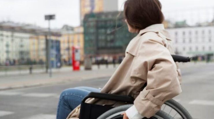 Na mijn ongeluk kwam ik in een rolstoel thuis – daar stond mijn man naast mijn gepakte koffers en zei: “Ga weg.” Hij had geen idee wat ik al had ontdekt.