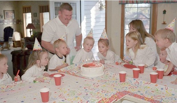 Een vrouw beviel in één keer van zeven baby’s – zo zien ze er 25 jaar later uit