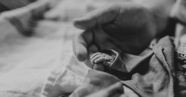 ‘Ben je klaar om je baby vast te houden?’ Ze haalt diep adem en gaat zo rechtop mogelijk zitten. ‘We zijn heel voorzichtig.’ Een fotograaf die babyverlies vastlegt, herinnert rouwende ouders eraan: ‘Dit kleine leven deed ertoe’