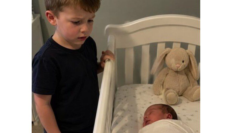 Mijn vijfjarige zoon keek in de wieg en fluisterde: “Mam, dat is niet de baby die we in het ziekenhuis zagen” – ik dacht dat hij jaloers was tot hij vertelde wat er gebeurde terwijl ik sliep 😱💔
