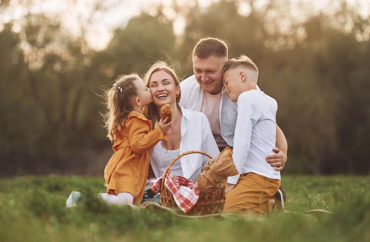 Drie weken nadat ik van onze dochter was bevallen, zei mijn man dat zijn nieuwe familie hem gelukkiger maakte dan ik ooit had gedaan – toen zag ik een bericht dat ik nooit had mogen zien.