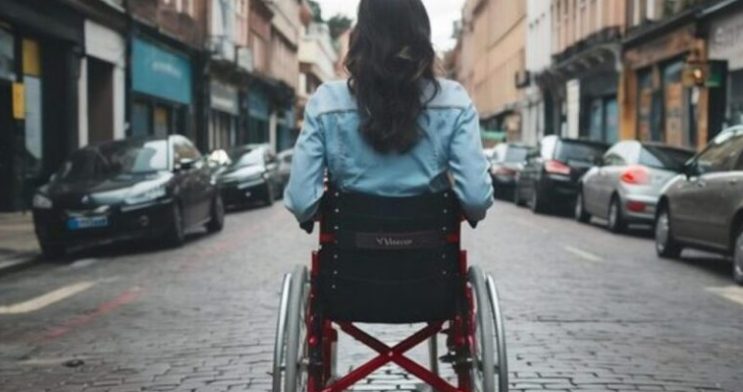 Na mijn ongeluk kwam ik in een rolstoel thuis – daar stond mijn man naast mijn gepakte koffers en zei: “Ga weg.” Hij had geen idee wat ik al had ontdekt.